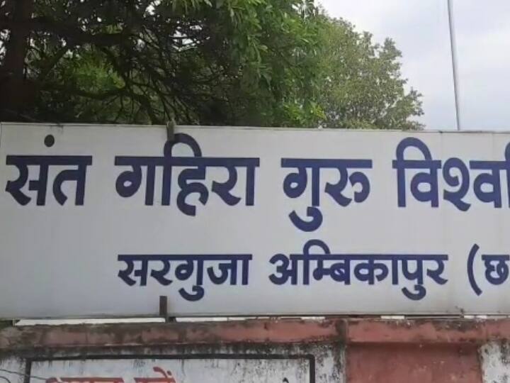 Ambikapur order of the High Court old Vice Chancellor returned to university ANN Ambikapur News: हाईकोर्ट के आदेश के बाद पुराने कुलपति ने ग्रहण किया पदभार, ऑफिस पहुंचे तो चेंबर में लटका मिला ताला