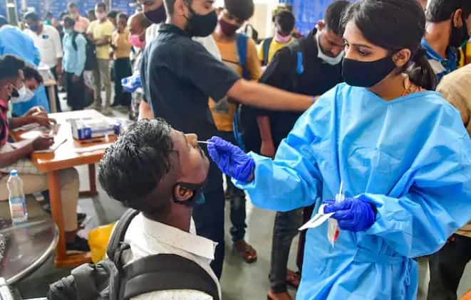 Coronavirus Cases in India 21566 recorded in last 24 hours thursday Marathi News Coronavirus Cases in India : देशात कोरोना प्रादुर्भावात पुन्हा वाढ; गेल्या 24 तासांत 21 हजार 566 नवे रुग्ण