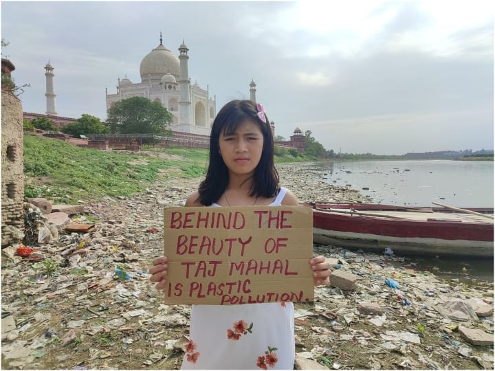 agra climate activist showed the dirt behind taj mahal shared picture on twitter ann Agra: एक्टिविस्ट लिसिप्रिया कंगुजम ने दिखाई ताजमहल के पीछे फैली गंदगी, पर्यटकों पर तंज कर कहा- थैंक्यू ह्युमन्स !