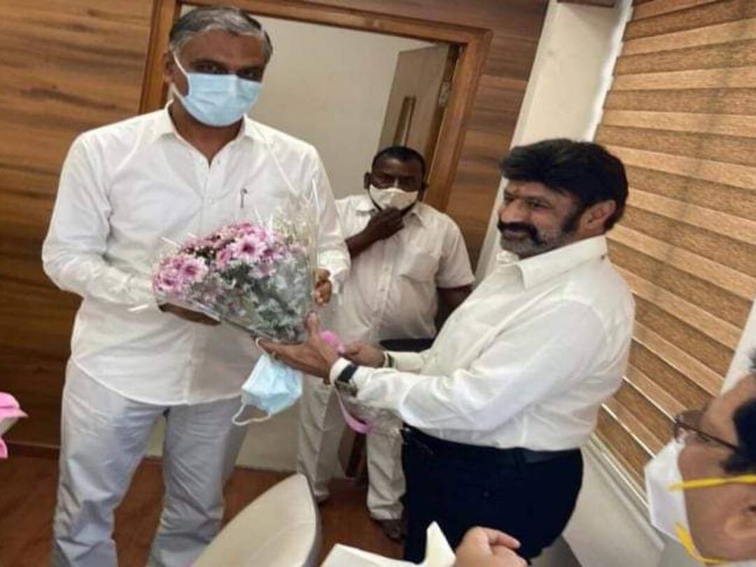 Harish Balakrishna : హరీష్ రావు, బాలకృష్ణ పరస్పర పొగడ్తలు - ఇది రాజకీయం కాదు ! Harish Rao was the chief guest at the Basavatarakam Cancer Hospital anniversary function. Harish Balakrishna : హరీష్ రావు, బాలకృష్ణ పరస్పర పొగడ్తలు - ఇది రాజకీయం కాదు !