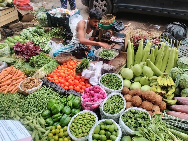 Maharashtra News Nashik News Vegetable prices rise in Nashik due to incessant rains Nashik Vegetable Rate : पावसाने वाढविली गृहिणींची डोकेदुखी, भाजीपाला महागला, असे आहेत नाशिकमधील दर