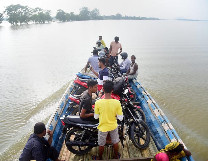 অসমের বাজালি, বকসা, বিশ্বনাথ, বনগাইগাঁও, কাছার, দারং, ধেমাজি, ধুবরি, ডিব্রুগড়, ডিমা হাসাও, গোয়ালপাড়া, হোজাই, কামরুপ, সাউথ সালমারা, তমুলপুর, তিনসুকিয়া, উদরগুড়ি-সহ ৩৩টি জেলার পরিস্থিতি অত্যন্ত উদ্বেগের। ছবি: পিটিআই