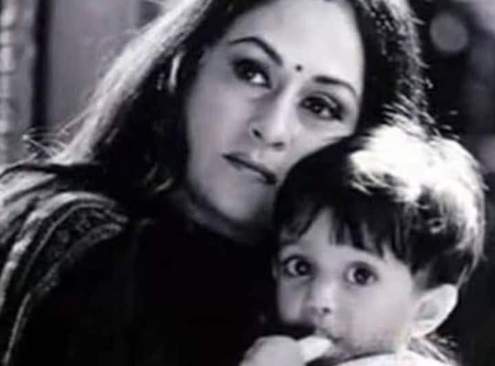 shahrukh khan son aryan khan childhood photo in jaya bachchan lap photo viral Name The Star: जया बच्चन की गोद में बैठा ये बच्चा अभिषेक बच्चन नहीं, फेमस खान एक्टर के हैं बेटे, पहचाना?