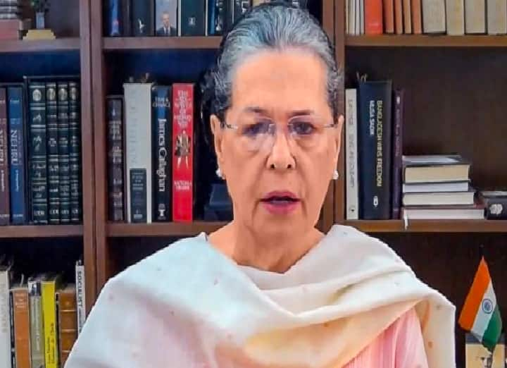 Sonia writes to ED seeking postponement of appearance till complete recovery அமலாக்கத் துறையில் ஆஜராவதில் இருந்து விலக்கு கோரினார் சோனியா காந்தி