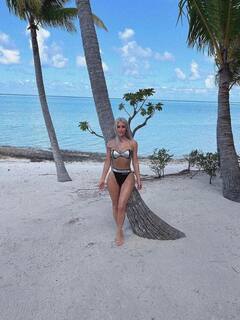 Kim Kardashian Pics: બિકિનીમાં કિમ કાર્દાશિયનના ફોટાએ ઉડાવ્યા હોશ, દરિયા કિનારે આપ્યા સ્ટનિંગ પોઝ