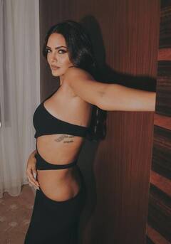 Esha Gupta: ब्लैक ड्रेस में ईशा गुप्ता ने शेयर की हैं बेहद Revealing तस्वीरें, फैंस नहीं हटा पाएंगे नजरें!