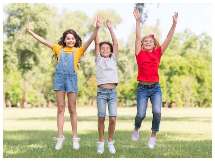 बच्चों को जरूरी नहीं कि आप, उन्हें फिजिकल एक्टिविटी के लिए फोर्स करें. उनका मन नहीं है तो उन पर दबाव नहीं बनाएं. बल्कि उन्हें जिस एक्टिविटी में इंटरेस्ट है उन्हें उस चीज में प्रोत्साहित करें. जैसे क्रिकेट, फुटबॉल और भी ऐसी कई एक्टिविटी हैं, जिनमें बच्चे का आलस तो भागेगा ही, साथ ही वह एनर्जी भी फील करेंगे.