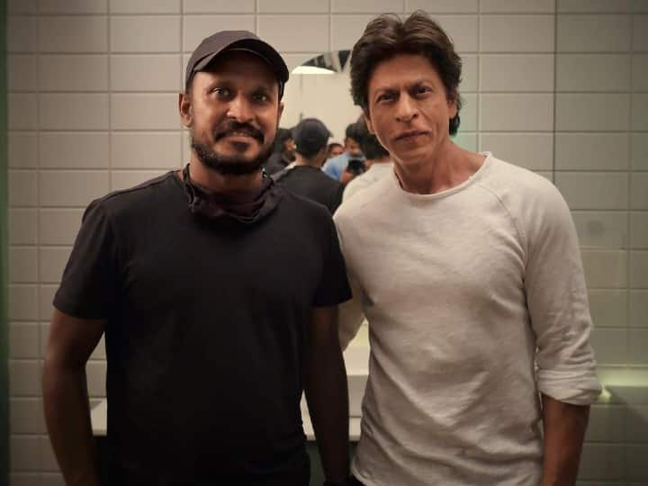 Shah Rukh Khan's Cameraman Has A Fanboy Moment Striking A Pose With King Khan