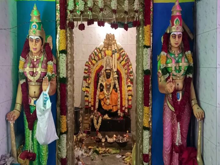 300 ஆண்டு பழமையான கோவில்;  தலையில் தேங்காய் உடைத்து நேற்றிக்கடன் செலுத்திய பக்தர்கள்..!