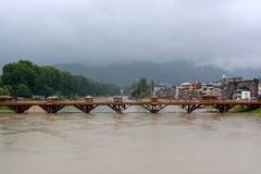 Jammu Kashmir Flood: जम्मू-कश्मीर में भारी बारिश के बाढ़ जैसे हालात, जनजीवन अस्त-व्यस्त, देखें तस्वीरें