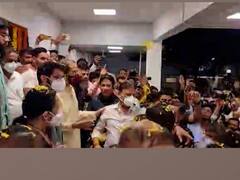 PHOTO : कोण आला रे कोण आला... शिवसेनेचा वाघ आला..., 'वर्षा'वर दुमदुमल्या उद्धव ठाकरेंच्या समर्थनार्थ घोषणा