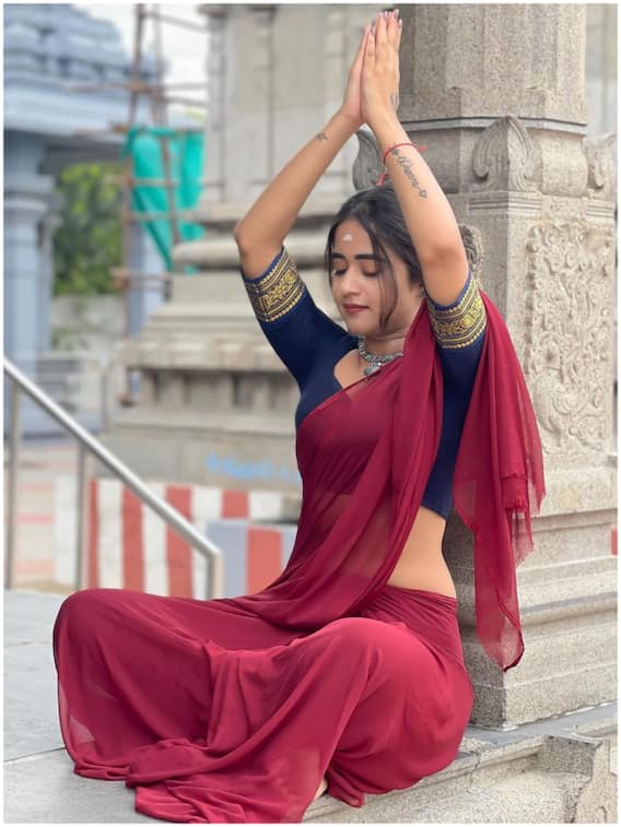 చక్కగా చీర కట్టుకుని గుడికి వెళ్లిన దీప్తి సునైన - ఎక్కడ ఉన్నారో తెలుసా?