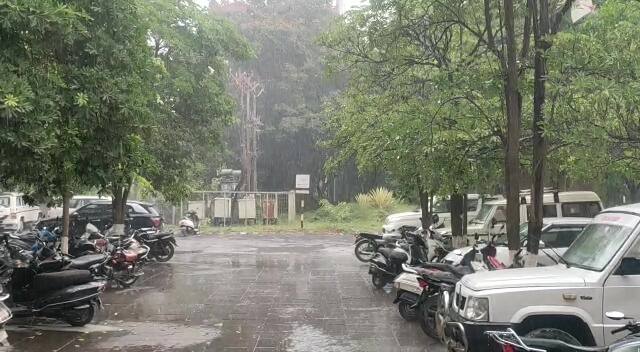 અમદાવાદમાં વરસાદ માટે લોકોએ હજુ રાહ જોવી પડશે.