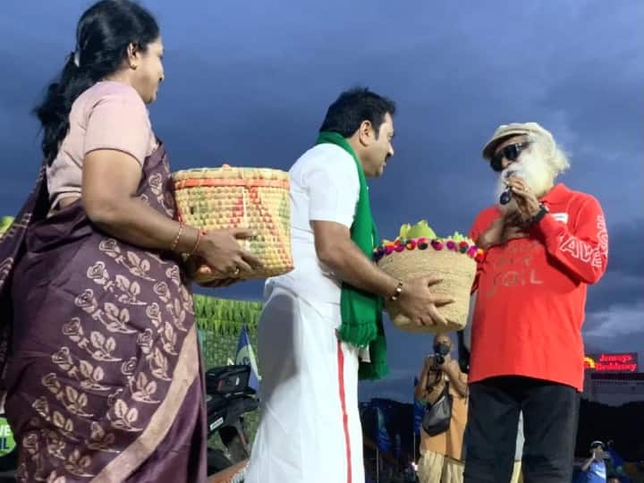 BJP crowns Satguru as Maha Satguru! கூடை கூடையாய் வந்த காய், கனிகள்: ஜக்கி வாசுதேவ்க்கு பரிசு ‛மகா’சத்குரு பட்டம் சூட்டிய பாஜக!