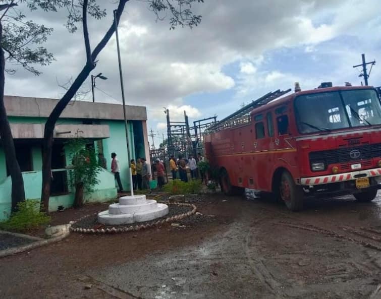 Nashik news MSEDCL office burnt down in Sinnar, loss of millions of rupees Nashik News : सिन्नरमध्ये महावितरण कंपनीचे कार्यालय जळून खाक, लाखो रुपयांचे नुकसान