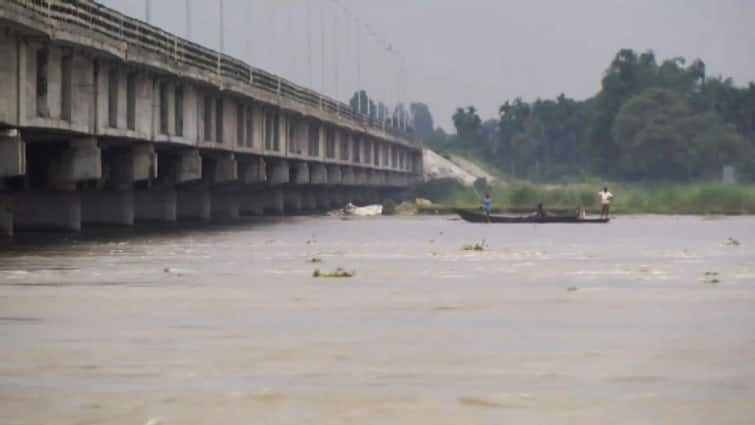 North Bengal Rain Jalpaiguri is flooded, water level is rising North Bengal Rain : ভাসছে জলপাইগুড়ি , বাড়ছে জলস্তর, বিঘার পর বিঘা জমি