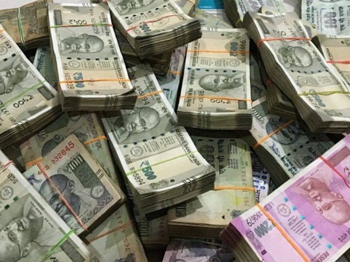 Rupee Declines By 27 Paise To New Low Of 78.40 Against US Dollar As FIIs Exit Rupee Declines By 27 Paise To New Low Of 78.40 Against US Dollar As FIIs Exit