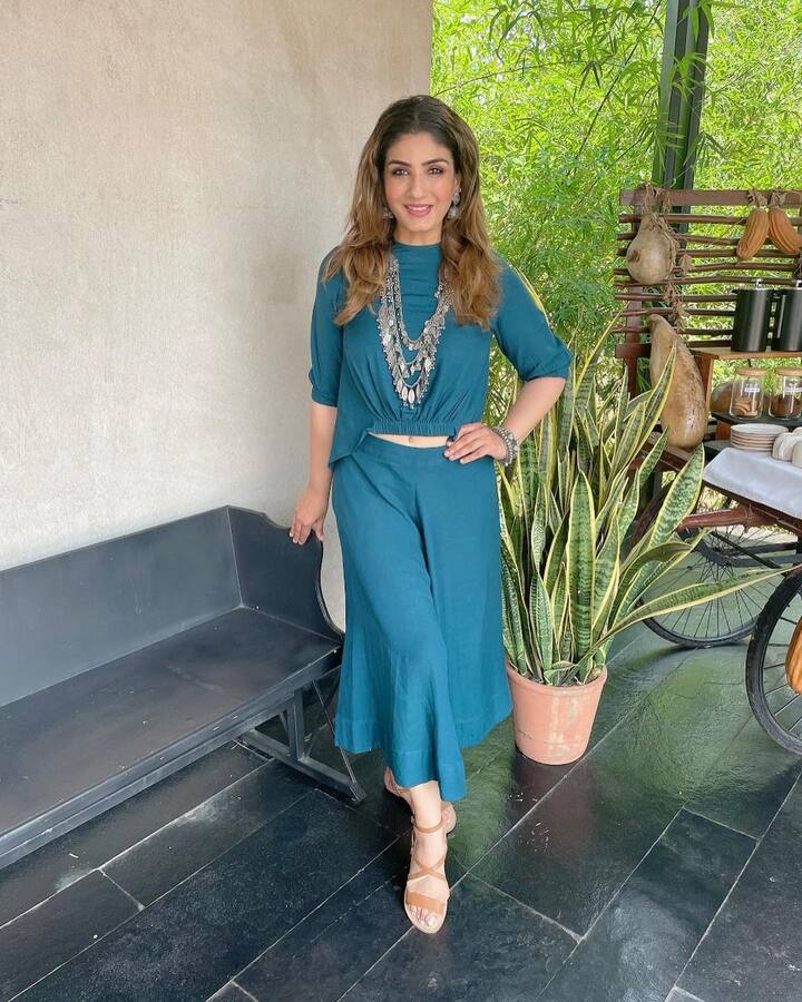 नुकतेच रवीनाने कॅज्यूअल लूकमध्ये एक फोटोशूट केले आहे. रवीना टंडनचा लेटेस्ट लूक पाहून चाहते थक्क झाले आहेत.(Photo : @officialraveenatandon/IG)