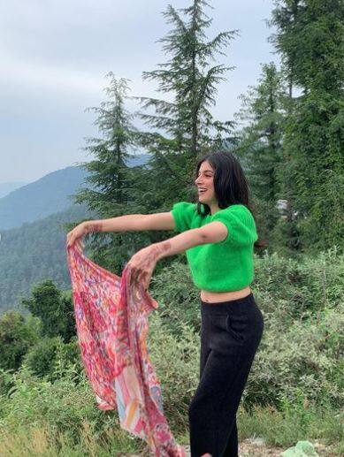 इसी के साथ दिव्या ने बताया कि इस दौरान उन्होंने एक पहाड़ी स्टाल ओढ़ा हुआ है जो उन्हें काफी पसंद आ रहा है.