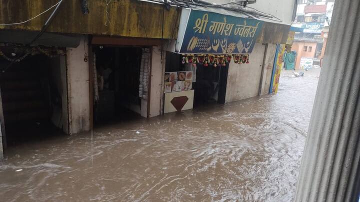 जवळपास अडीच तासांत 30 पावसाची नोंद झाली असून शहरातील मध्यवर्ती भाग जलमय झाल्याचे पाहायला मिळाले.