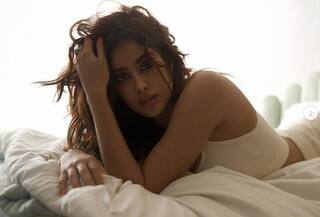 જ્હાન્વીની બૉલ્ડનેસે ઉડાવ્યા હોશ, જમીન પર સૂતા સુતા આપ્યા સેક્સી પૉઝ, તસવીરો વાયરલ