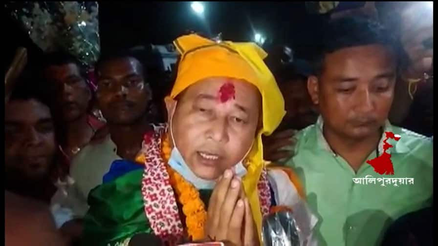 Alipurduar, Tmc leader pasang lama got bail in wood smuggling case, tmc workers showed joy Alipurduar: কাঠ পাচার মামলায় জামিন, নেতাকে সম্বর্ধনা সমর্থকদের