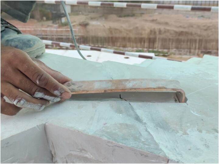 Ram Mandir News: तेजी से हो रहा गर्भगृह का निर्माण, पढ़ें- बुनियाद को सरयू की जलधारा से बचाने की क्या है प्लानिंग?