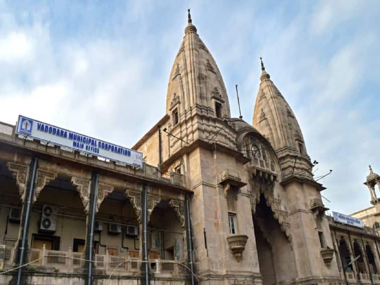 Vadodara: રાજ્યના આ જાણીતા શહેરમાં શાસક પક્ષના નેતાનું વિચિત્ર ફરમાન, 500 રૂપિયાથી વધુનો નાસ્તો કરવો હોય તો ઘરેથી ટિફિન લઈને આવો Vadodara: if you want to snack over Rs 500 bring tiffin from your home Vadodara: રાજ્યના આ જાણીતા શહેરમાં શાસક પક્ષના નેતાનું વિચિત્ર ફરમાન, 500 રૂપિયાથી વધુનો નાસ્તો કરવો હોય તો ઘરેથી ટિફિન લઈને આવો