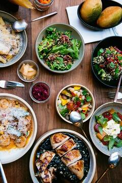 Mumbai Restaurants: मुंबई के इन 5 न्यू रेस्टोरेंट्स में मिलती हैं दुनियाभर की लजीज डिशेज, क्या आपने चखा है स्वाद