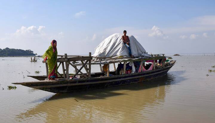 বন্যায় তছনছ অসম (Assam)। কিছুদিন আগে বাঁধভাঙা বৃষ্টির কারণে প্রবল সমস্যায় পড়েছিল এই রাজ্যটি। একাধিক জেলা চলে গিয়েছিল বন্যার কবলে। সেই জের টেনেই এখনও প্রবল বন্যাবিধ্বস্ত অসম। যতদিন যাচ্ছে তত উদ্বেগ বাড়াচ্ছে অসমের বন্যা পরিস্থিতি। ব্রহ্মপুত্র ও বরাক নদীর জলস্তর আরও বেড়েছে। যার ফলে নতুন করে অববাহিকার বেশ কিছু এলাকা জলমগ্ন হয়েছে। ছবি: পিটিআই