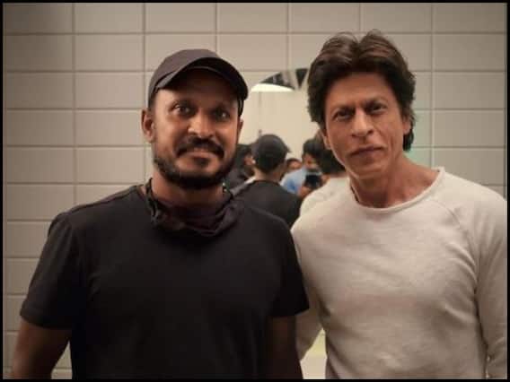Ad फिल्म की शूटिंग पर लेट पहुंचे थे Shah Rukh Khan, सेट पर पहुंचकर किया कुछ ऐसा कि जीत लिया टीम का दिल! Ad फिल्म की शूटिंग पर लेट पहुंचे थे Shah Rukh Khan, सेट पर पहुंचकर किया कुछ ऐसा कि जीत लिया टीम का दिल!