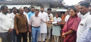 Nagpur : 'त्या' कुटुंबीयांना चार लाखांची मदत, सलील देशमुख यांच्या हस्ते चेकचे वितरण