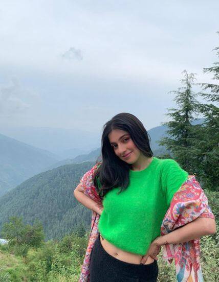 दिव्या ने ब्राइट ग्रीन कलर के क्रॉप टॉप के साथ ब्लैक कलर का ट्राउजर पहना है.