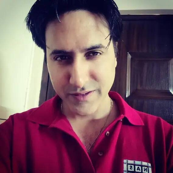 સુમિત સચદેવને તેની અસલી ઓળખ એકતા કપૂરના શો 'ક્યૂંકી સાસ ભી કભી બહુ થી'થી મળી હતી, પરંતુ હવે અભિનેતા તેની પર્સનલ લાઇફને ખૂબ એન્જોય કરી રહ્યાં છે.