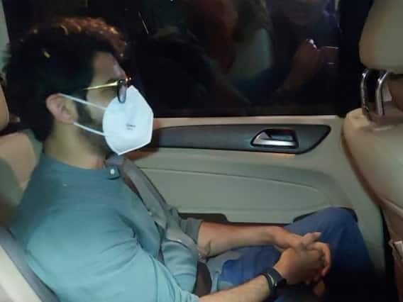 આ સિવાય મહારાષ્ટ્રના મુખ્યમંત્રી ઉદ્ધવ ઠાકરેના નિવાસસ્થાન માતોશ્રીની બહાર મોટી સંખ્યામાં શિવસેનાના કાર્યકરો મુંબઈમાં પોતાનું સમર્થન વ્યક્ત કરવા માટે એકઠા થયા હતા.