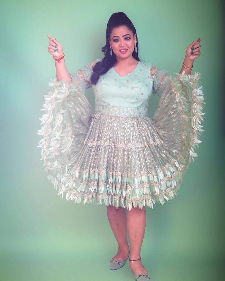 अपनी कॉमेडी से लोगों को हंसाने वाली भारती सिंह अब काफी फिट और स्लिम हो चुकी हैं. भारती सिंह ने सितंबर के महीने में 16 किलो वेट लॉस किया था, जिसके बाद वो सुर्खियों में छा गई थीं. सबसे मजेदार बात तो ये रही कि सबकुछ खाते हुए भारती ने अपना वेट लॉस किया था. इस बारे में भारती सिंह ने खुद खुलासा किया था. ऐसे में अगर कड़ी मेहनत करने के बाद भी अपना वेट लॉस कम नहीं कर पा रहे हैं तो इन ट्रिक को फॉलो कर सकते हैं.