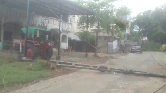 Mahisagar : ભારે વરસાદને પગલે 25 વીજપોલ ધરાશાયી, અનેક વૃક્ષો પણ ધરાશાયી