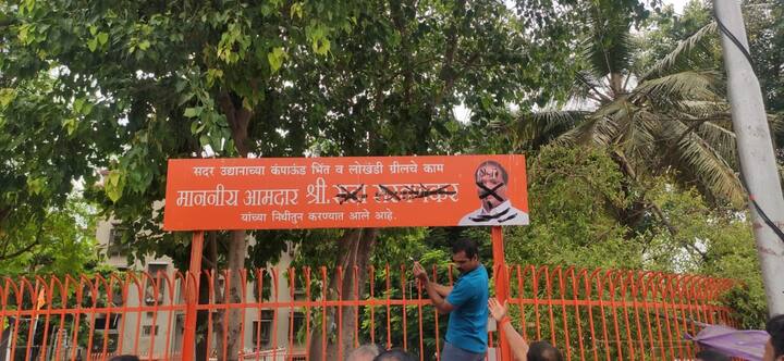 मुंबईतील शिवसेना आमदार कट्टर असून ते उद्धव ठाकरे यांची साथ सोडणार नाहीत असा विश्वास होता. परंतु मुंबईतील तीन आमदार आज गुवाहाटीमध्ये पोहोचले आणि या विश्वासाला तडा गेला.