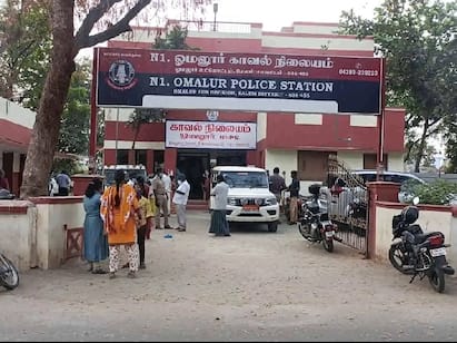 Salem: More Than 10 Couples Seek Protection In Omalur Police Station போலீஸ் ஸ்டேஷனா..? - திருமண மண்டபமா..? - ஒரே வாரத்தில் இத்தனை ஜோடிகளுக்கு திருமணம் நடந்ததா..?