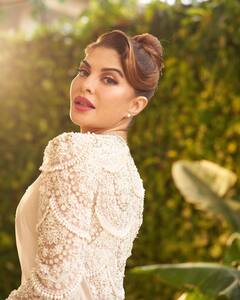 Jacqueline Fernandez : श्रीलंकन ब्युटी जॅकलिनने शेअर केलं नवं फोटोशूट; चाहते घायाळ!