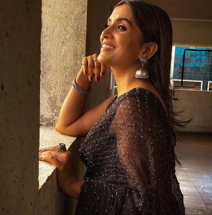 नुकतेच तिने तिच्या सोशल मीडिया अकाऊंटवर काही सुंदर ब्लॅक अँड व्हाईट फोटो शेअर केले आहे.