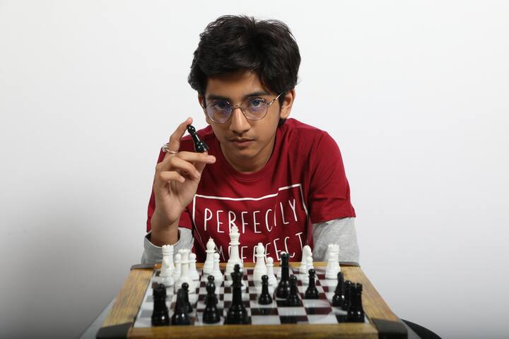 জনি এবং বনির মধ্যে সম্পর্কটা একটু গোলমেলে, অনেকটা টম অ্যান্ড জেরির মতো। জনি চায় বনি বড়দের শাসন মেনে কাজ করুক। কিন্তু বনি কিছুতেই বিশ্বাস করে না ছোটরা বড়দের থেকে কম বোঝে। জনি আঁখিকে ডিউটি নিয়ে যাইই গল্প দিতে যায়, বনি সেগুলো আষাঢ়ে গল্প বলে ঘোষণা করে।