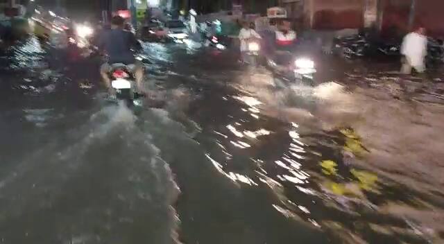 Heavy rainfall start from morning in Saurashtra , Amreli found heavy rains Gujarat Rain: વહેલી સવારથી સૌરાષ્ટ્રમાં વરસાદની ધમાકેદાર એન્ટ્રી, ક્યાં ક્યાં ખાબક્યો વરસાદ