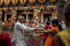 Ashadhi Wari Photo : टाळ-मृदंगाच्या तालावर वारकरी भजनात दंग!