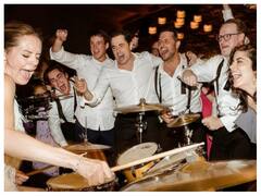 Watch: अपनी ही शादी में ड्रम बजाने लगी दुल्हन, जमकर थिरके बाराती