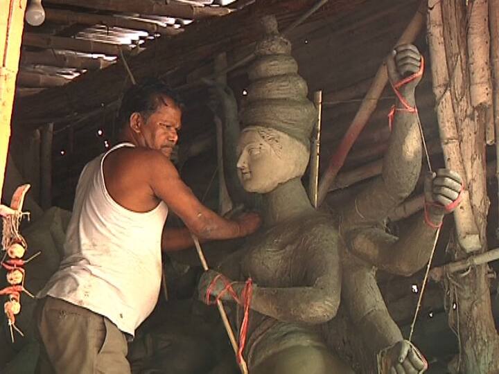 দুর্গাপুজোর বাকি আর ১০০ দিন৷ গত ২ বছর করোনা ওলটপালট করে দিয়েছিল যে সব হিসেব-নিকেশ, তাকেই আবার নতুন করে গুছিয়ে নেওয়ার পালা।