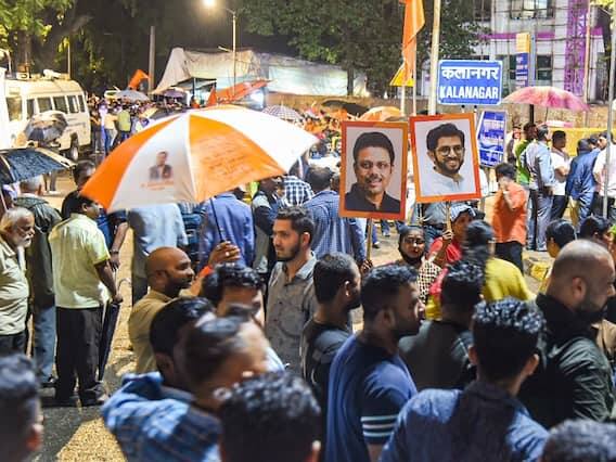 ઠાકરે જ્યારે સત્તાવાર નિવાસસ્થાન છોડી રહ્યા હતા ત્યારે નીલમ ગોરહે અને ચંદ્રકાંત ખૈરે જેવા શિવસેનાના નેતાઓ હાજર હતા. આ દરમિયાન તેમની પત્ની રશ્મિ ઠાકરે તેમના પુત્ર આદિત્ય ઠાકરે સાથે સરકારી આવાસમાંથી બહાર નીકળતા જોવા મળ્યા હતા.