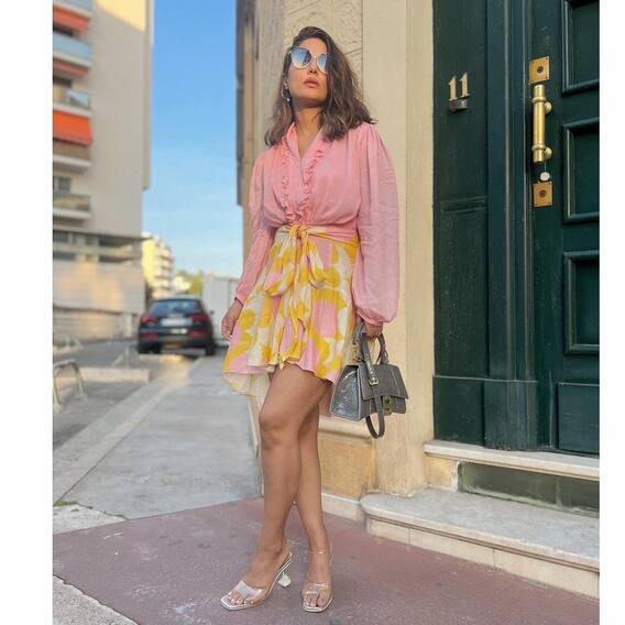 Hina khan Latest Photo's Hina khan ने मिनी स्कर्ट पहन कर किया स्टाइलिश फोटोशूट; तस्वीरों की तरफ देखो!