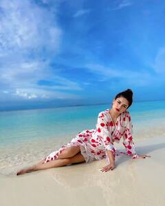 समुद्र किनारे Avneet Kaur ने दिखाई दिलकश अदाएं, खूबसूरती देख मर-मिटे फैंस