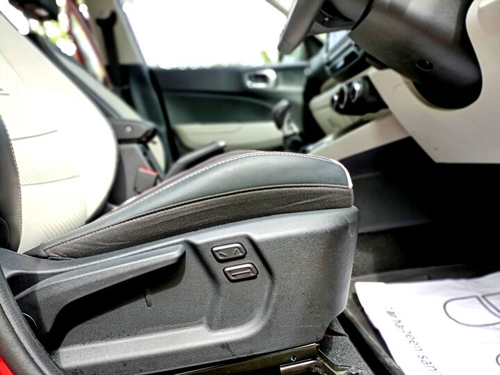 વેન્યુ 2022 તેના કોમ્પેક્ટ ડાયમેન્શન સાથે SUV ચલાવવા માટે સરળ છે. આ સાથે સ્પોર્ટી હેન્ડલિંગ સાથેનું એન્જિન તેને એક મજાની નાની SUV બનાવે છે. ટર્બો પેટ્રોલને કાં તો iMT ક્લચલેસ મેન્યુઅલ અથવા પેડલ શિફ્ટર્સ સાથે 7-સ્પીડ DCT ગિયરબોક્સ સાથે મળે છે. ક્લચલેસ મેન્યુઅલ ગિયર શિફ્ટને ક્લચ વિના સરળ બનાવે છે જ્યારે અમે જોયું કે અગાઉની વેન્યુ કરતાં iMTs થી શિફ્ટ ગુણવત્તામાં સુધારો થયો છે.